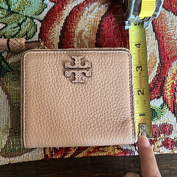 Tory Burch Nude leather wallet with card slots, 2 bill compartments,coin slot. - Picture 5 of 6